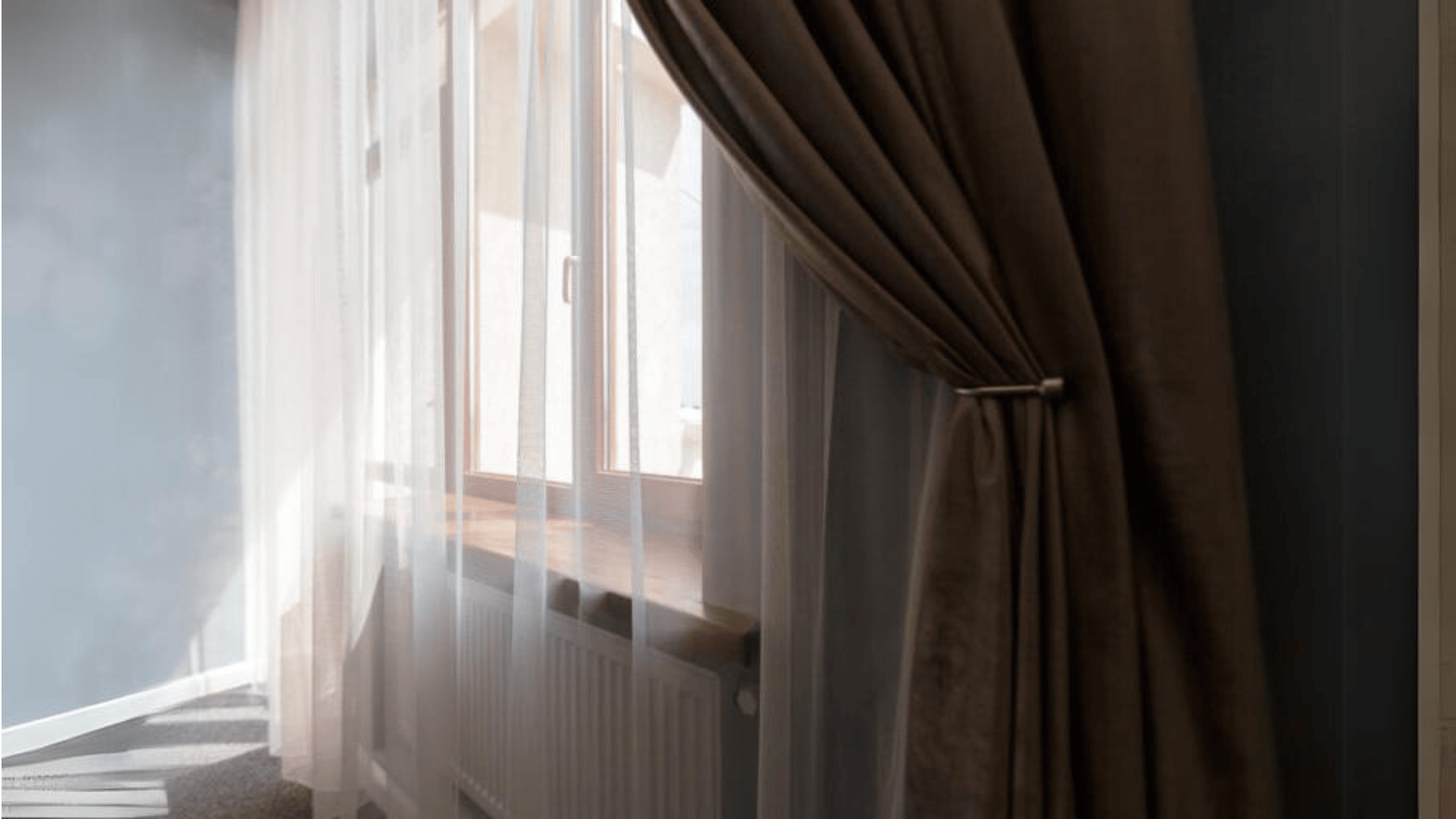 Thermal curtains on curtain holdback